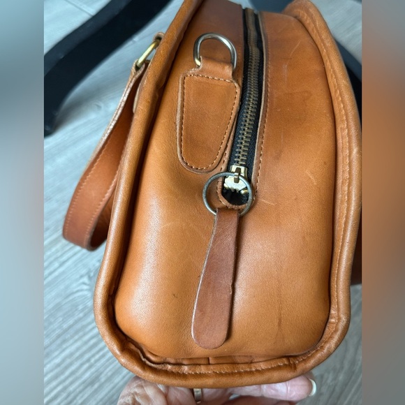 Vintage Chadwick Bowler Bag 012-3445 in British tan. Crossbody/dual short handle - Picture 4 of 16